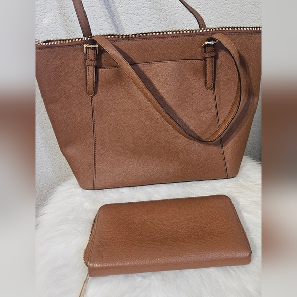 Michael Kors Tan Tote Bag and Wallet Set - Picture 2 of 9